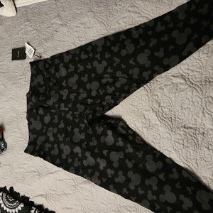 Torrid Mickey Mouse Capri leggings NWT